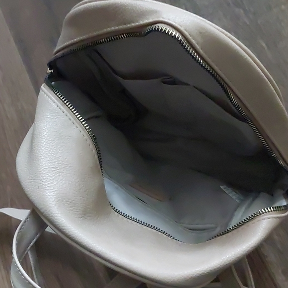 Backpack - Picture 6 of 8